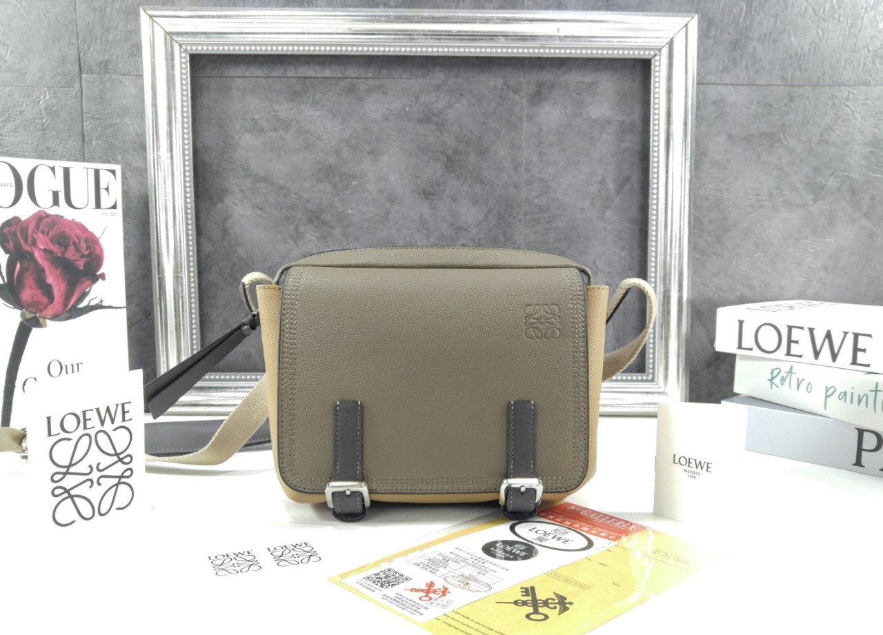 로에베 XS 밀리터리 메신저 백 in 소프트 그레인 카프 B553A72