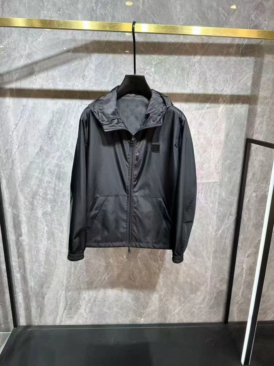 루이비통 25FW LV 사각 패턴 후드 바람막이