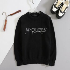 알렉산더맥퀸 [ M*QUEEN ] 수입 울 스웨터 화이트 메탈로고 크루넥