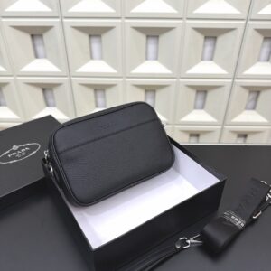 프라다[PRADA] 26 SS 프라다 로고 디테일 지퍼 크로스바디 백
